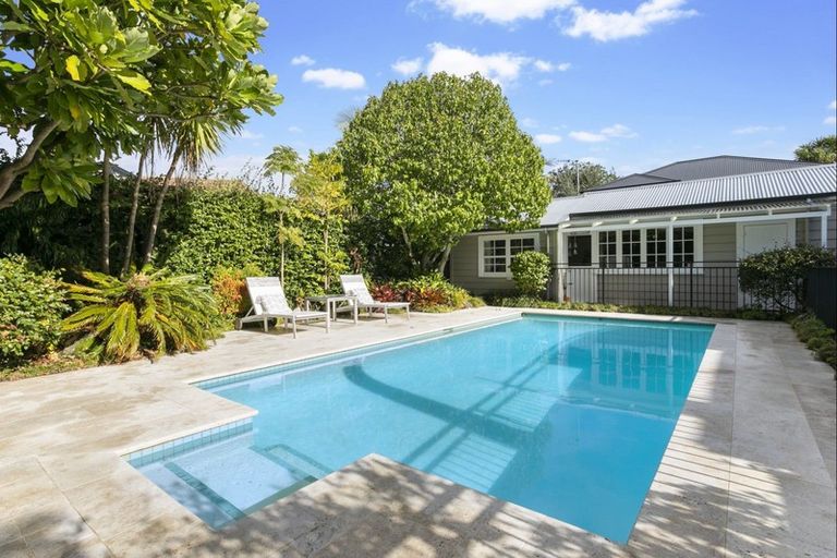 Photo of property in 12 Vincent Road, Northcote Point, Auckland, 0627