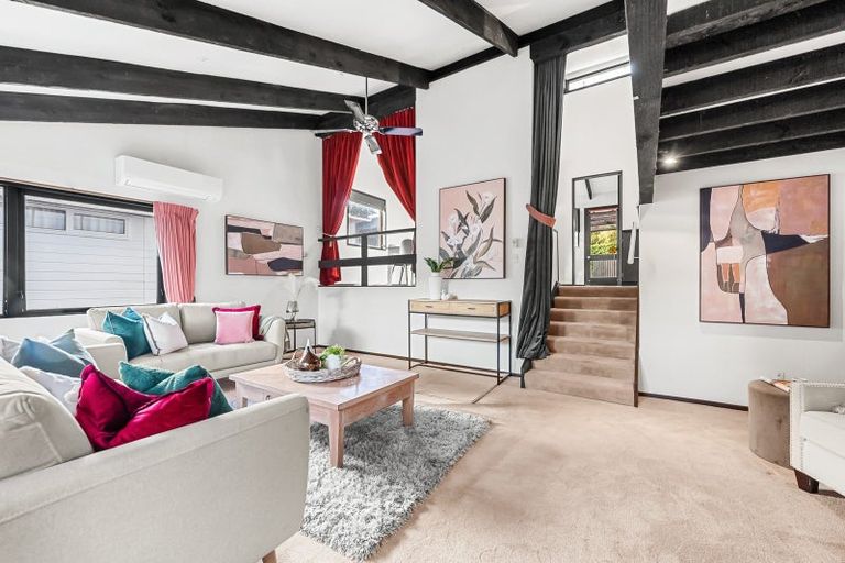 Photo of property in 8 Freemans Way, Pinehaven, Upper Hutt, 5019