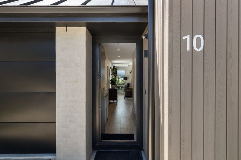 Photo of property in 10 Chapman Way, Jacks Point, 9371