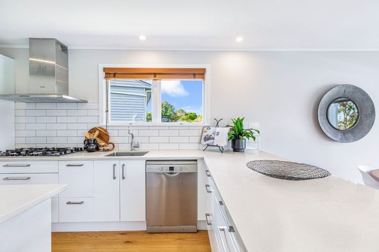 Photo of property in 17 Castaing Crescent, Te Atatu South, Auckland, 0610