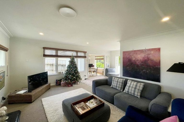 Photo of property in 57 Paynters Avenue, Strandon, New Plymouth, 4312