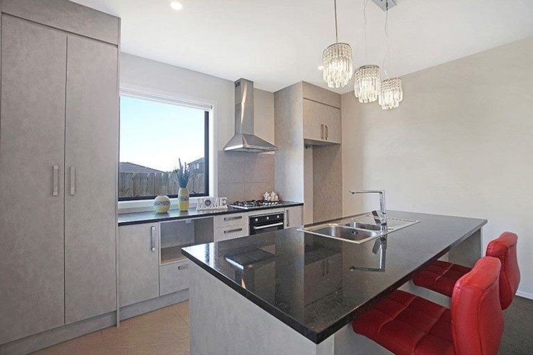 Photo of property in 8 Twin Parks Rise, Papakura, 2110