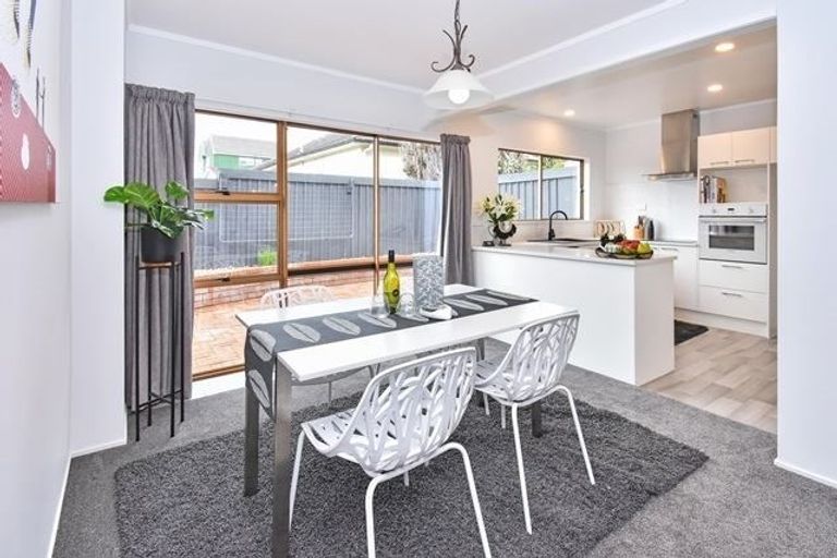 Photo of property in 2/8 Wood Street, Papakura, 2110