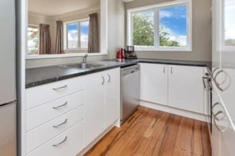 Photo of property in 13 Karoro Road, One Tree Point, 0118