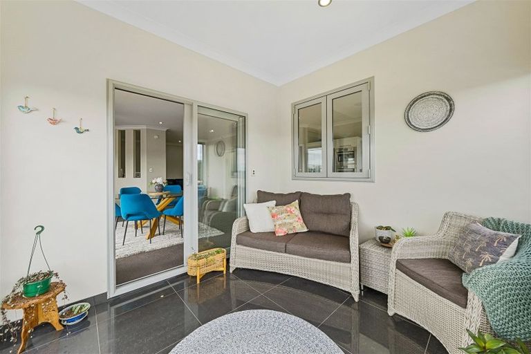 Photo of property in 1 Hollyford Place, Aotea, Porirua, 5024