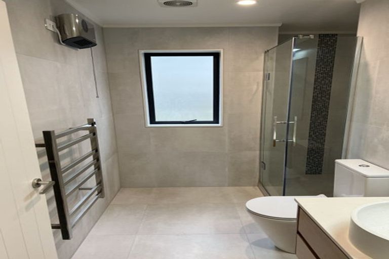 Photo of property in 89 Medallion Drive, Oteha, Auckland, 0632