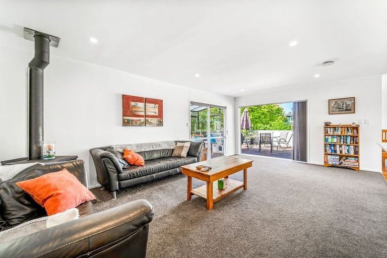 Photo of property in 5 Seabar Place, Glen Eden, Auckland, 0602