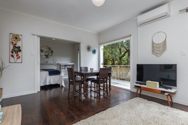 Photo of property in 43 Garden Road, Piha, New Lynn, 0772