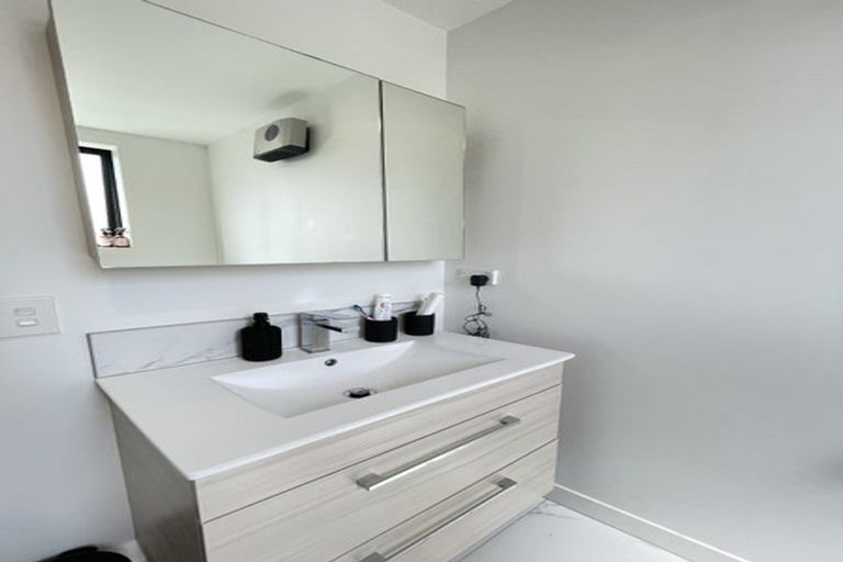 Photo of property in 86a Vodanovich Road, Te Atatu South, Auckland, 0610