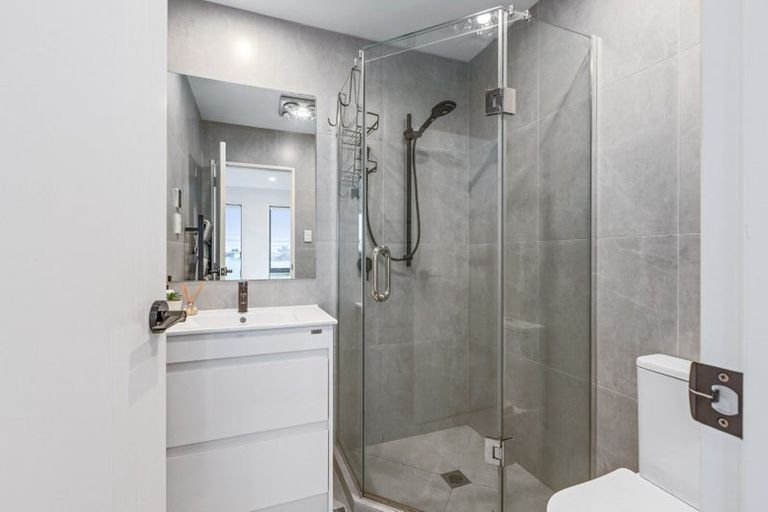 Photo of property in 1 Royal View Road, Te Atatu South, Auckland, 0610