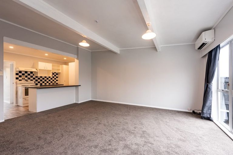Photo of property in 7 Chetwode Grove, Newlands, Wellington, 6037