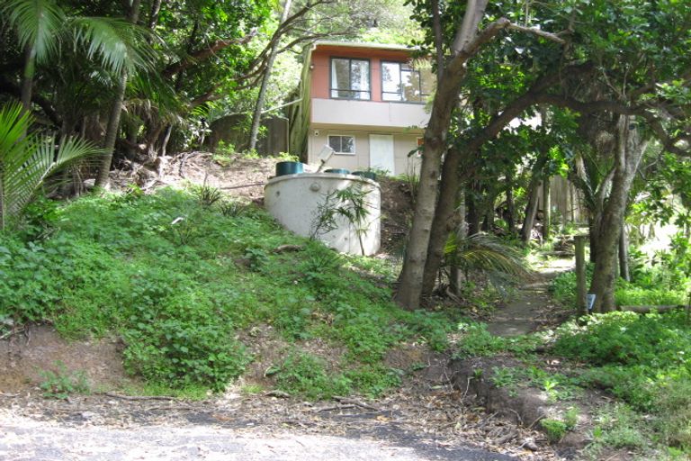 Photo of property in 16 Sylvan Glade, Piha, New Lynn, 0772