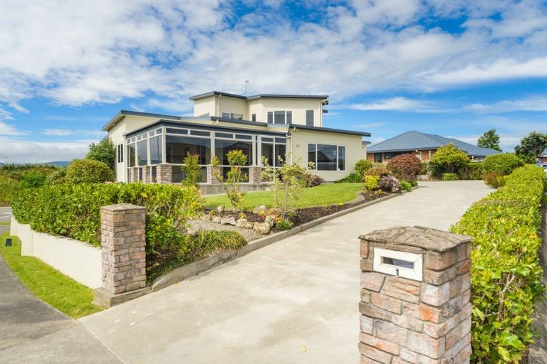Photo of property in 1 Silkwood Place, Fitzherbert, Palmerston North, 4410