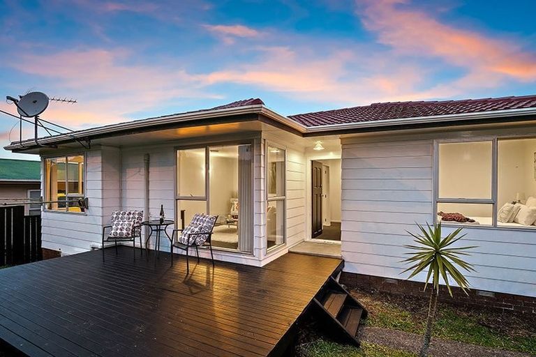 Photo of property in 33 Triangle Road, Massey, Auckland, 0614