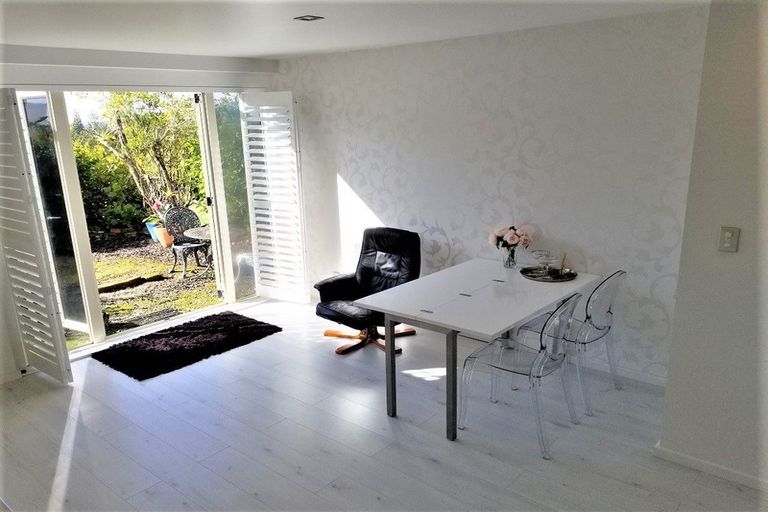 Photo of property in 33 Forrest Hill Road, Milford, Auckland, 0620