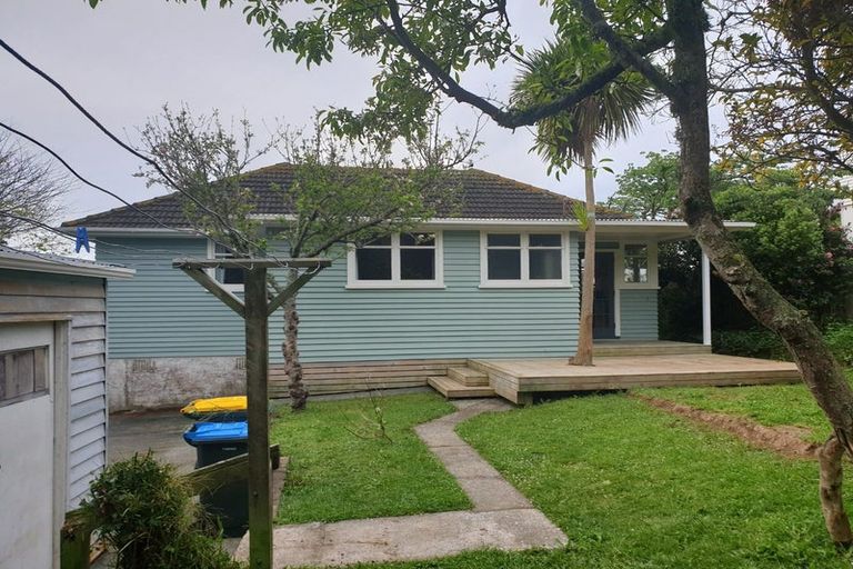 Photo of property in 5 Cumberland Grove, Cannons Creek, Porirua, 5024