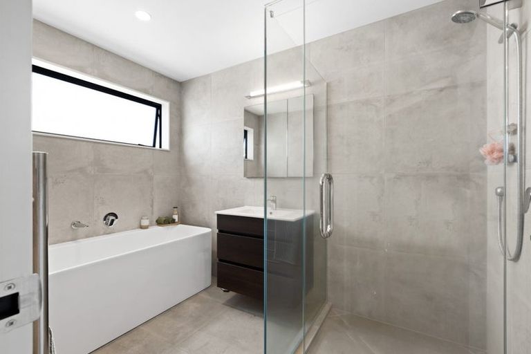 Photo of property in 52 Walton Street, Red Beach, 0932