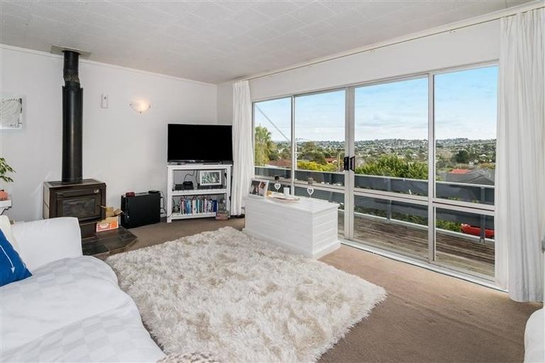Photo of property in 12 William Souter Street, Forrest Hill, Auckland, 0620