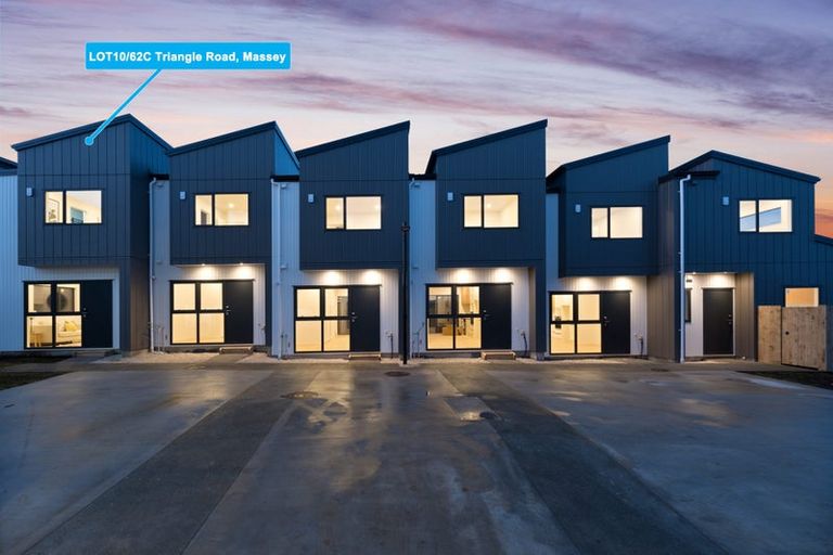 Photo of property in 62d Triangle Road, Massey, Auckland, 0614