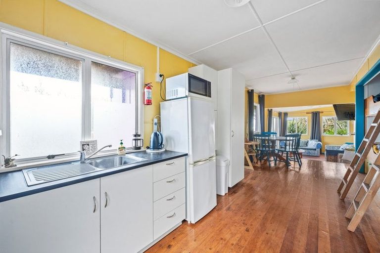 Photo of property in 63 Sea View Road, Baylys Beach, 0377