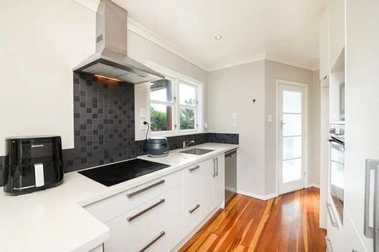 Photo of property in 18 Woburn Place, Takaro, Palmerston North, 4412