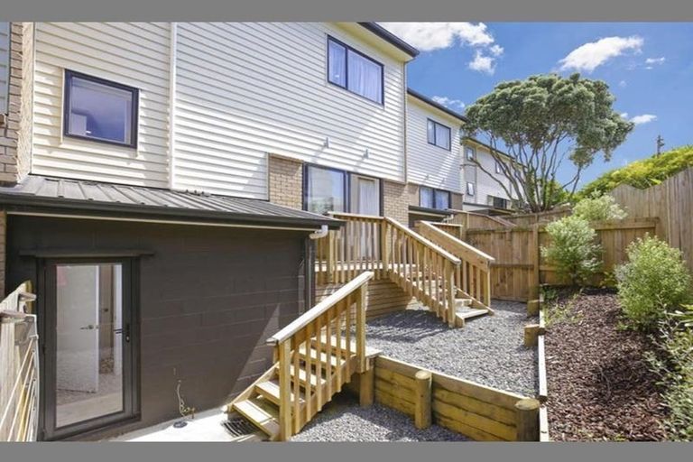 Photo of property in 10/2 Swan Hill Drive, Glen Eden, Auckland, 0602