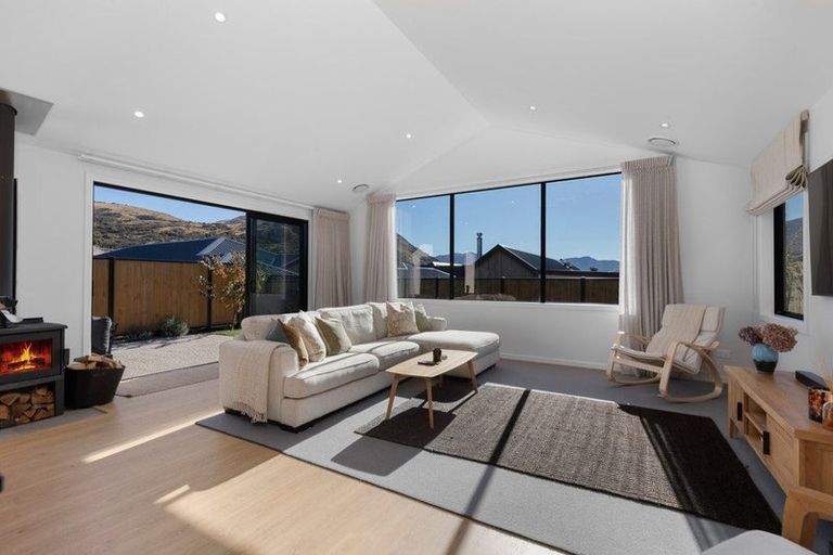 Photo of property in 32 Plough Street, Jacks Point, 9371