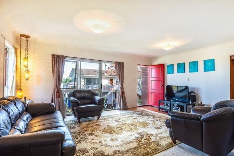 Photo of property in 27 Glen Vista Place, Bayview, Auckland, 0629