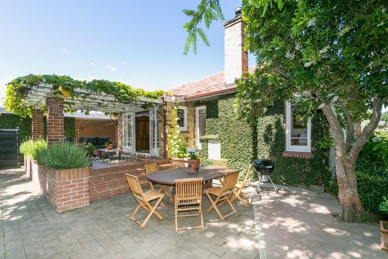 Photo of property in 2 Corwen Place, Mayfair, Hastings, 4122