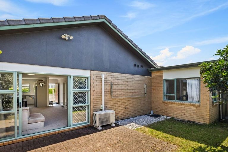 Photo of property in 4 Wakaroa Avenue, Te Atatu Peninsula, Auckland, 0610