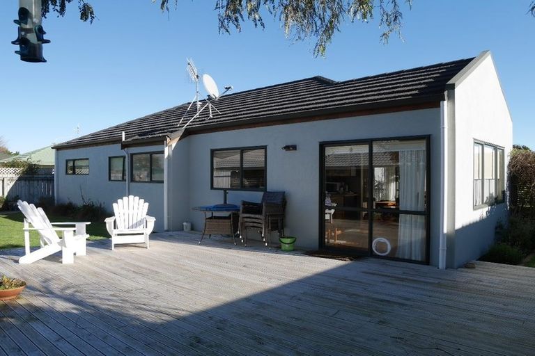 Photo of property in 71 Guildford Drive, Paraparaumu, 5032