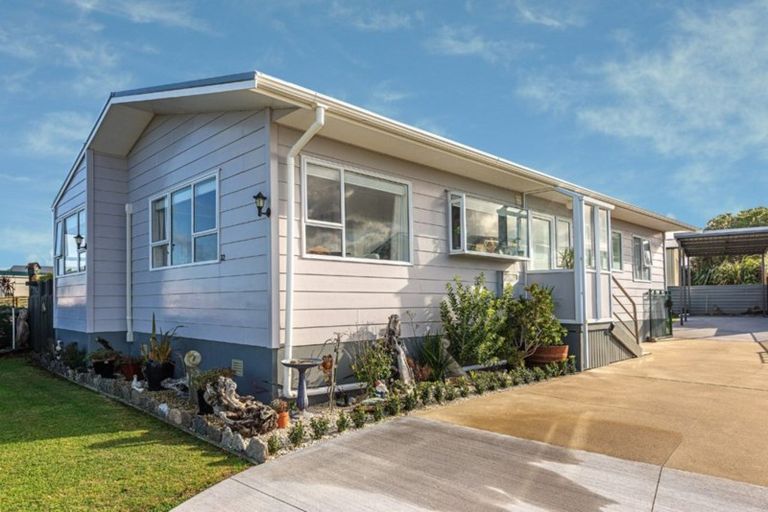 Photo of property in 32 Okiwa Terrace, Waiinu Beach, Whanganui, 4588