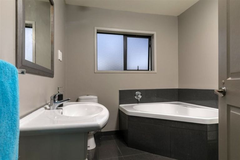 Photo of property in 45 Fleetwood Drive, Henderson, Auckland, 0612