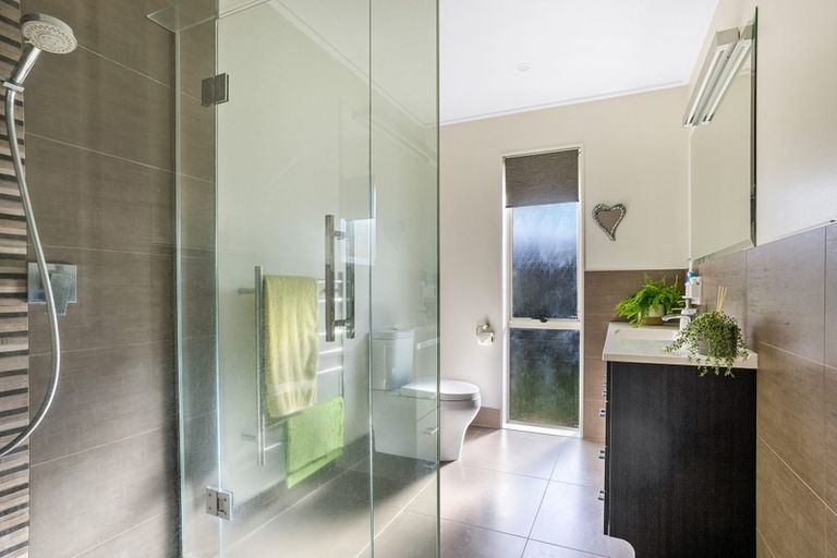 Photo of property in 16 Semillon Avenue, Henderson, Auckland, 0612