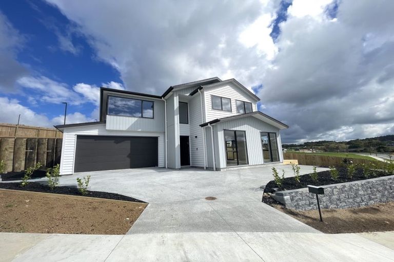 Photo of property in 130 Skulander Crescent, Orewa, 0931