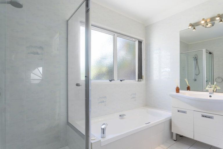 Photo of property in 2/992 Beach Road, Torbay, Auckland, 0630