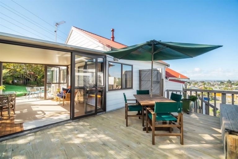 Photo of property in 1/10 Remus Place, Totara Vale, Auckland, 0629