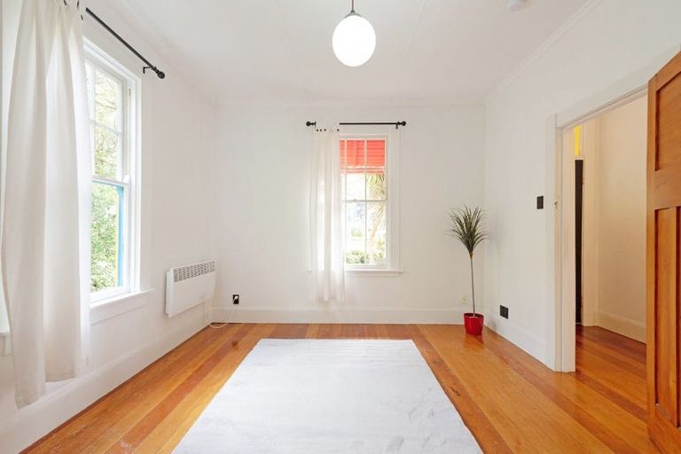 Photo of property in 13 Cave Road, Houghton Bay, Wellington, 6023