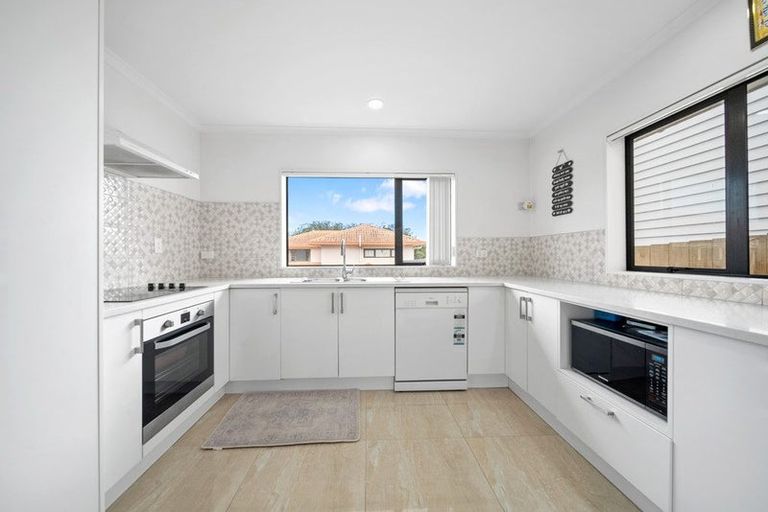 Photo of property in 4 Figtree Terrace, Goodwood Heights, Auckland, 2105