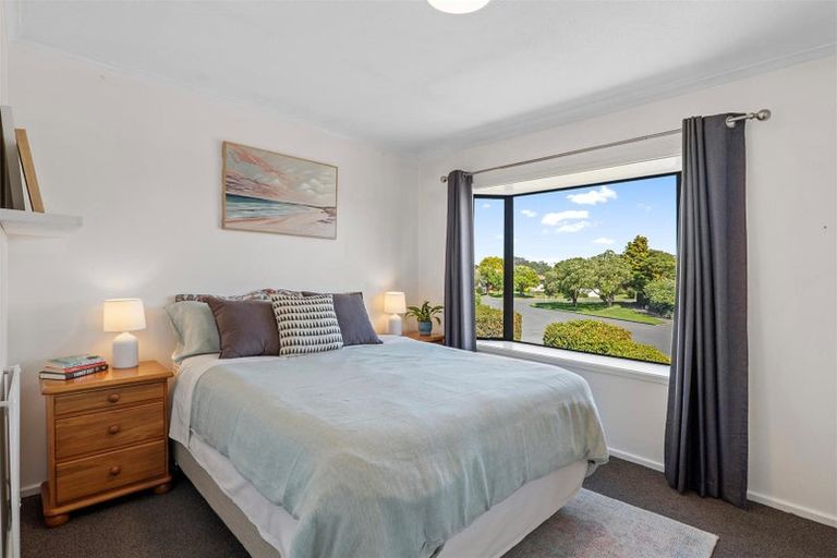 Photo of property in 15 Sonning Place, Redwood, Christchurch, 8051