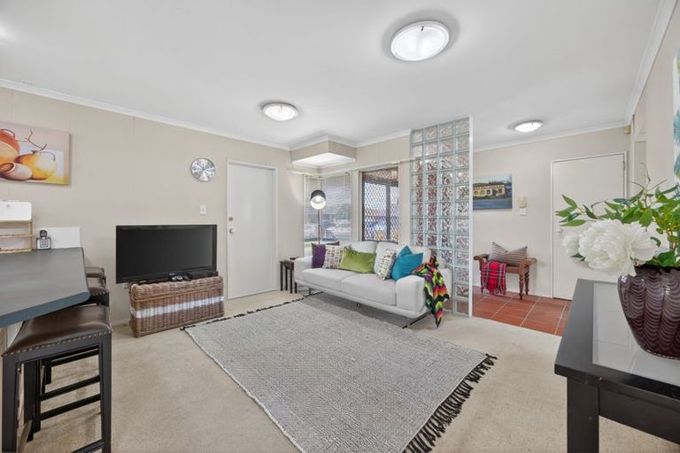 Photo of property in 16 Newbegin Place, Weymouth, Auckland, 2103