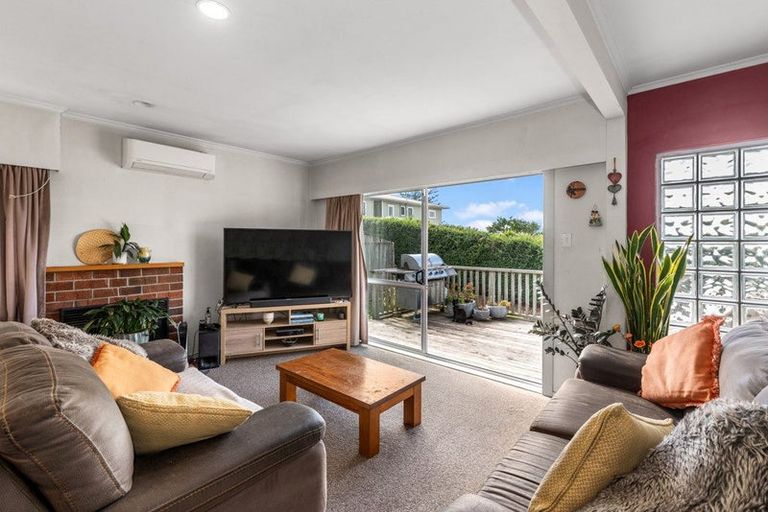 Photo of property in 1/5 Camelot Place, Glenfield, Auckland, 0629