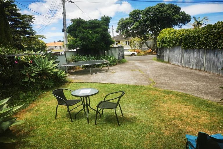 Photo of property in 17 Fraser Road, Narrow Neck, Auckland, 0624