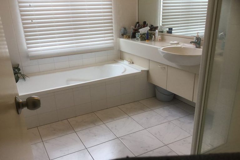 Photo of property in 6 Gresford Place, Churton Park, Wellington, 6037