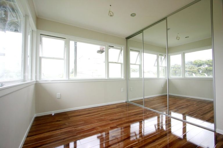 Photo of property in 2/100 Manuka Road, Bayview, Auckland, 0629
