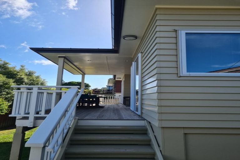 Photo of property in 42a Sunset Road, Unsworth Heights, Auckland, 0632