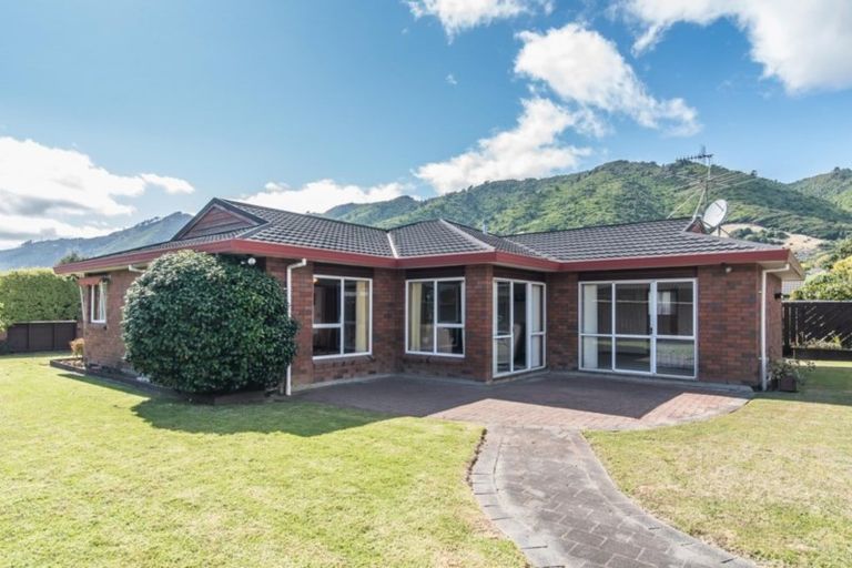 Photo of property in 3 Balmerino Grove, Waikanae, 5036