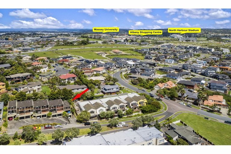 Photo of property in 1/7 Pannill Place, Oteha, Auckland, 0632