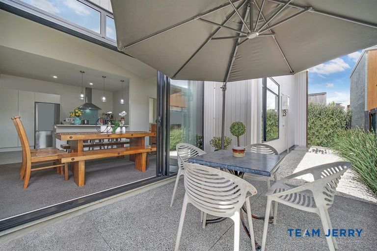 Photo of property in 2 Gallantry Crescent, Papakura, 2110