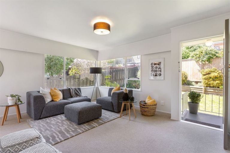 Photo of property in 2/79 Moore Street, Hillcrest, Auckland, 0627